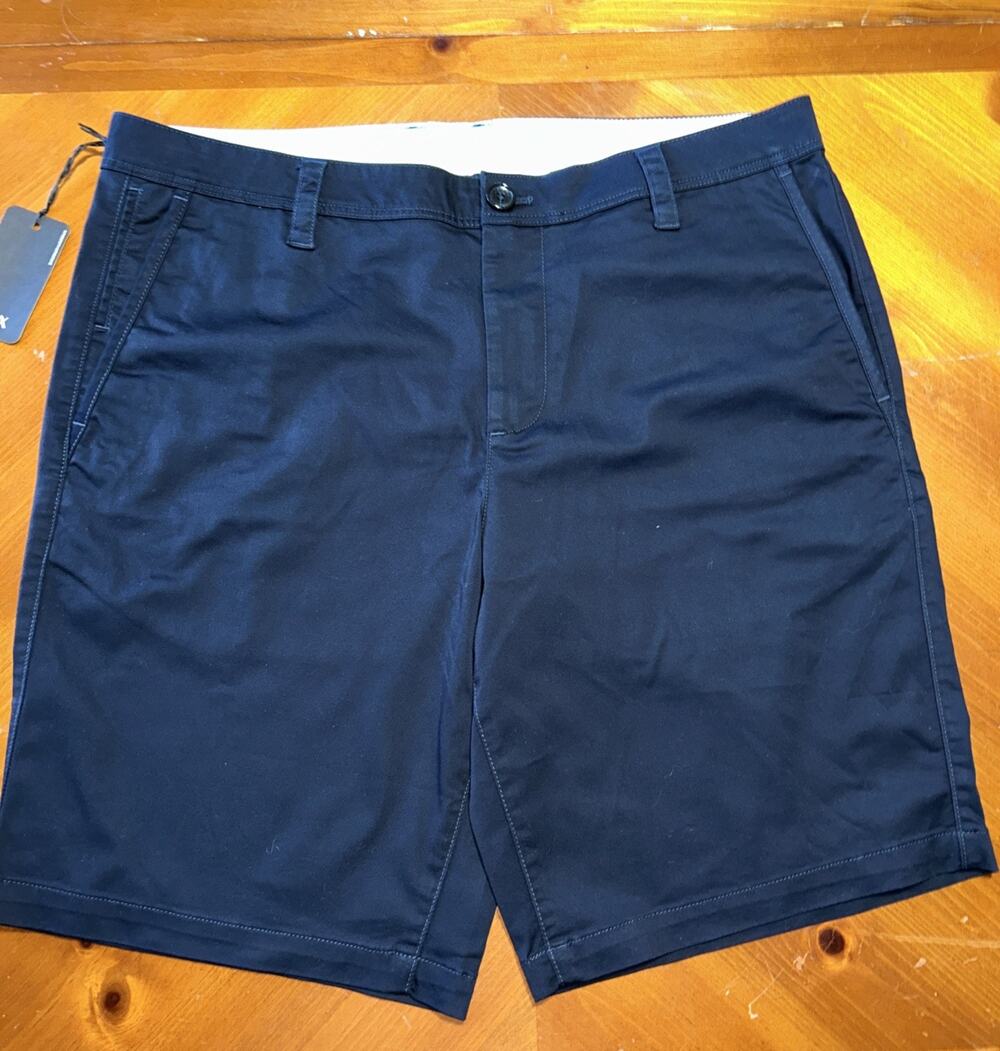 ARMANI EXCHANGE Men's Bermuda Solid Stretch Twill Short, Navy Blue Size-36